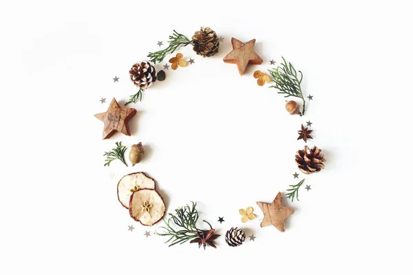 Christmas circle blommig sammansättning. Krans av cypress grenar, kottar, anis, konfetti stjärnor, torr äpplen och hydrangea blommor på vit bakgrund. Vinter bröllop design. Platt lekmanna, top view. — Stockfoto