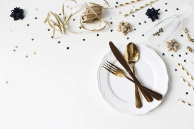 Yeni yıl, yılbaşı tarz göz alıcı siyah ve altın masa ayar plaka, goldenware, konfeti yıldız ve şampanya kadehi. Parti dekorasyon, düz yatıyordu, en iyi görünüm. Boş alanı. Restoran menü kavramı