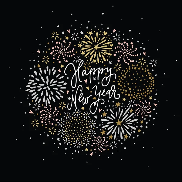 Feliz Año Nuevo tarjeta de felicitación, invitación. Conjunto de fuegos artificiales de plata y oro dibujados a mano, estrellas y chispas con texto blanco con letras a mano sobre fondo negro. Concepto de celebración. vector moderno — Archivo Imágenes Vectoriales