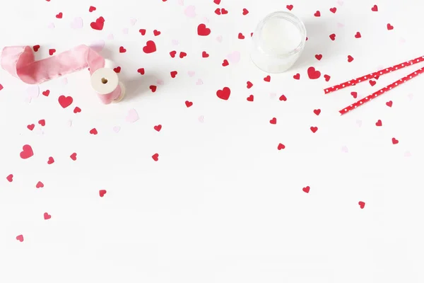 발렌타인 날, 웨딩 정 장면입니다. 촛불, 종이 심장 색종이, 흰색 테이블 배경에 실크 리본 및 음료 빨 대. 사랑 개념입니다. 평면 위치, 최고 보기. — 스톡 사진