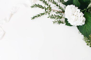 Düğün, doğum günü kompozisyon okaliptüs parvifolia dalları, ortanca çiçek ve ipek kurdele şenlikli. Beyaz masa artalanını. Rustik stok fotoğraf tarz. Boş alanı, düz yatıyordu, en iyi görünümü