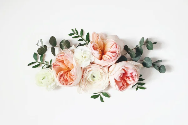 フラワーアレンジメント、web バナー ピンクのイングリッシュ ローズ、ラナンキュラス、カーネーションの花と緑を白のテーブル背景に残します。フラット横たわっていた、トップ ビュー。結婚式や誕生日スタイル ストック写真. — ストック写真
