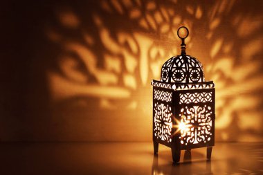 Parlayan mum yanan ile Fas süs fener silüeti. Dekoratif gölgeler. Bayram tebrik kartı, Müslüman kutsal ay Ramazan Kareem için davet. Festival gece arka plan.