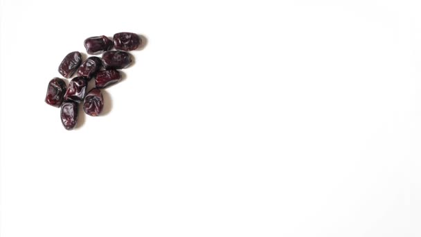 Verschijnen en verdwijnen van datum fruit maken vorm van maan en sterren. Witte tabelachtergrond. Ramadan, Eid-ul-Fitr Hd loopbare stop motion animatie. Islamitische Iftar diner concept. Plat lag, top uitzicht. — Stockvideo