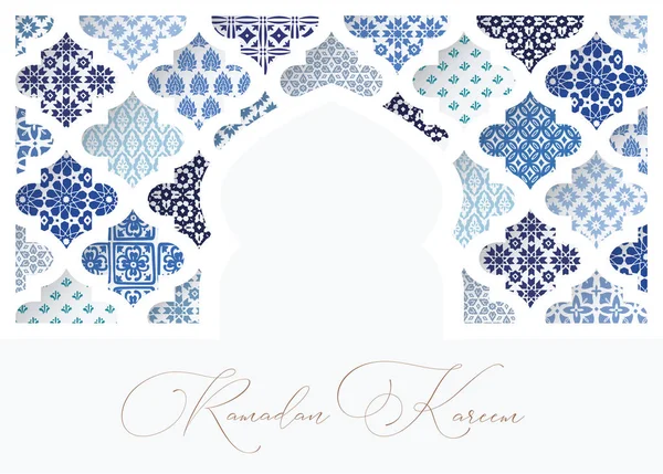 Sziluettjét fehér oranmental mecset ablak díszített kék Arab csempe. Üdvözlőkártya, meghívó a muzulmán ünnep Ramadan Kareem. Vektoros illusztráció bacground, web banner. — Stock Vector