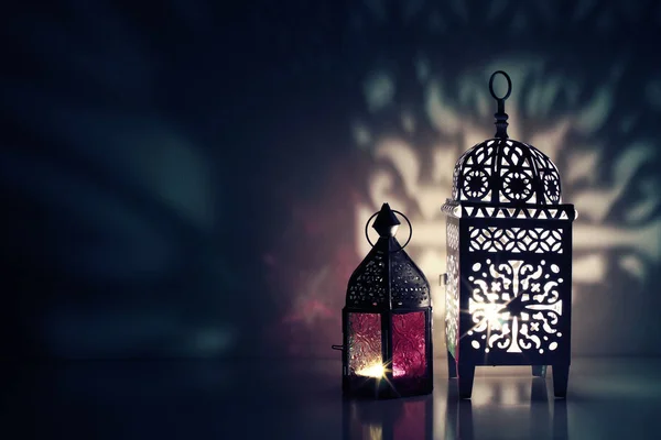 Marokkói díszes lámpások az asztalon izzó éjjel. Üdvözlőlap, meghívás a muzulmán szent hónap Ramadan Kareem. Ünnepi kék háttér Dísznövény fény és árnyék játék. — Stock Fotó