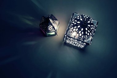 Dekoratif gölgeler ile geceleri parlayan Fas süs fenerleri silueti. Tebrik kartı, Müslüman kutsal ay Ramazan Kareem için davetiye. Şenlikli arka plan. Düz yatıyordu, üstten bak. İftar sofrası