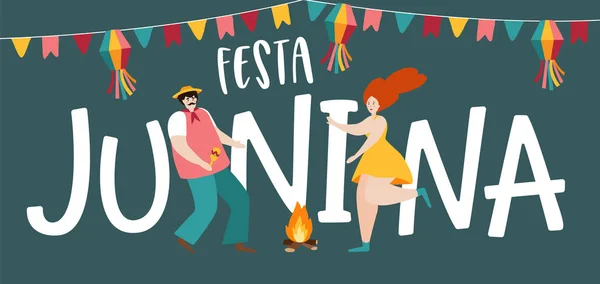 Festa junina, Sao Joao vakantie. Braziliaanse juni partij wenskaart, web banner. Man en vrouw dansen rond vuur. Feestdecoratie, Bunting vlaggen. Vector illustratie achtergrond, plat ontwerp. — Stockvector