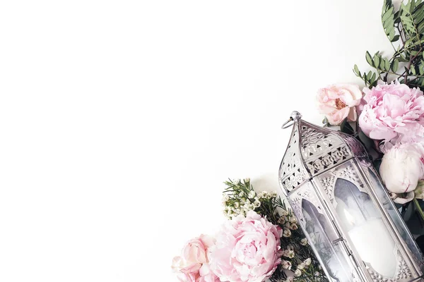 Velho marroquino, lanterna árabe, rosas rosa, flores de peônia e ramos verdes isolados no fundo da mesa branca. Cartão de saudação para feriado muçulmano Ramadã Kareem. Espaço vazio, flat lay, vista superior . — Fotografia de Stock