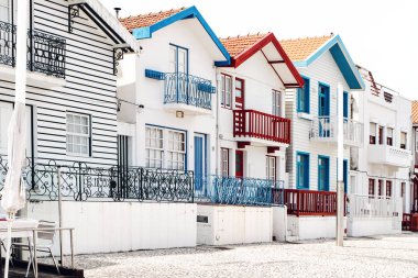 Costa Nova köyünde renkli çizgili evler ile sokak, Aveiro, Portekiz. Beira Litoral Atlantik sahilinde ünlü tatil. Popüler turistik destinasyon. Seyahat Avrupa konsepti.