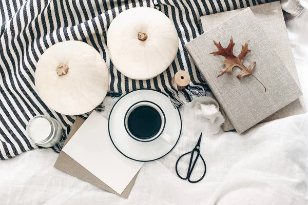 Modello di biglietto di auguri vuoto. Colazione autunnale nella composizione a letto. Tazza di caffè, zucche bianche, plaid, foglie di quercia e vecchi libri. Sfondo di lino. Ringraziamento, Halloween. Piatto. Vista dall'alto . — Foto Stock