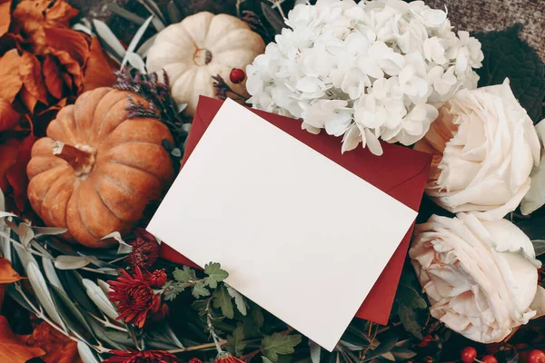 Hösten lever fortfarande. Blank gratulationskort, kuvert mocka upp. Mammor, rosa rosor och hortensia blommor. Vita och orange pumpa, levande grenar. Skörd, trädgårdskoncept. Thanksgiving, halloween. — Stockfoto