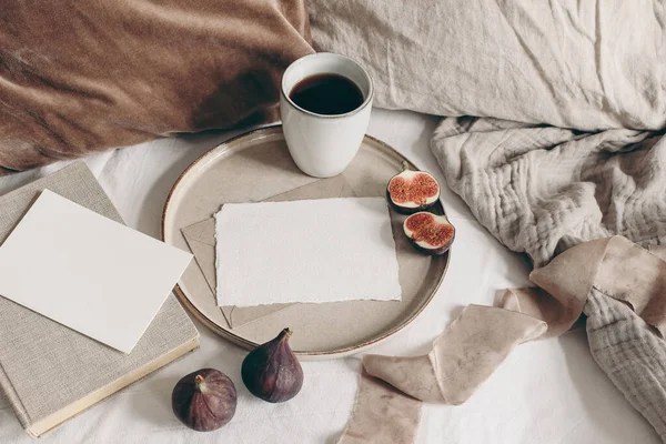 Autunno natura morta colazione. Fico frutta, libro e tazza di caffè su piatto di ceramica. Schede di auguri vuote mockup, sfondo lino. Cuscini in velluto e lino a letto. Ringraziamento, concetto autunnale. Vista dall'alto. — Foto Stock