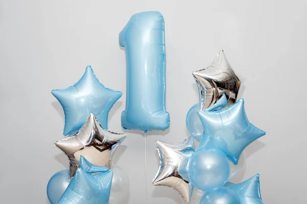 Dekoration för 1 år födelsedag, årsdagen. Gäng gel-formad blå ballonger och stjärnor på ljus bakgrund. Symbol för lycklig barndom, första födelsedagsfest. — Stockfoto