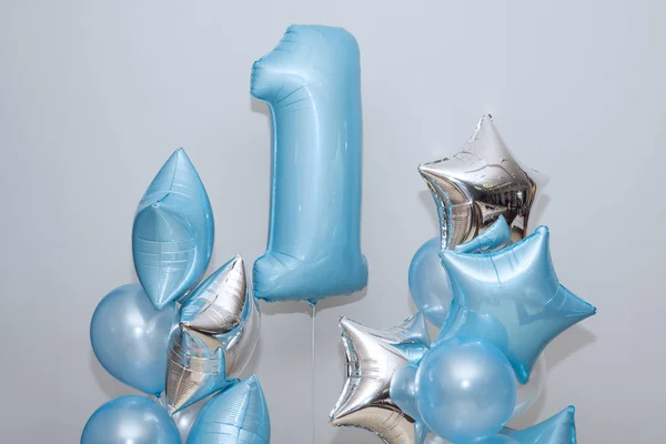 Dekoration för 1 år födelsedag, årsdagen. Gäng gel-formad blå ballonger och stjärnor på ljus bakgrund. Symbol för lycklig barndom, första födelsedagsfest. — Stockfoto