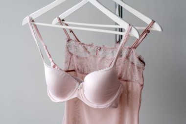 Vareity bir askı üzerinde asılı Bra. Tekstil, iç çamaşırı. İç giyim iç çamaşırı mağazası kadın sutyen. Reklam, satış, moda kavramı.