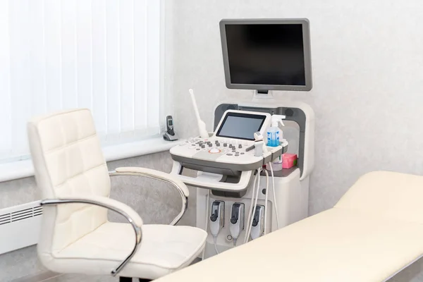 Wnętrze gabinetu z ultrasonografią w laboratorium szpitalnym. Nowoczesny sprzęt medyczny. — Zdjęcie stockowe