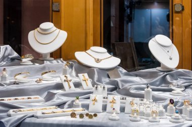 Lüks perakende mağazasında mücevher elmas yüzükler ve kolyeler sergileniyor.