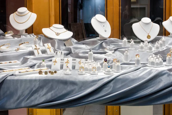 Gioielli anelli di diamanti e collane mostrano in vetrina vetrina vetrina negozio al dettaglio di lusso — Foto Stock