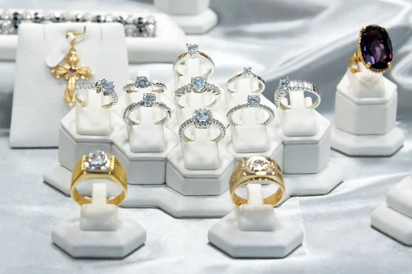 Κοσμήματα δαχτυλίδια διαμαντιών εμφάνιση σε πολυτελές κατάστημα λιανικής πώλησης παράθυρο θερμαινόμενη βιτρίνα — Φωτογραφία Αρχείου