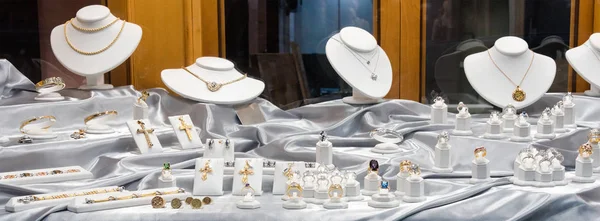 Smycken diamant ringar och halsband show i lyxig butik skyltfönster display — Stockfoto