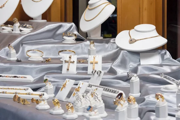 Joyería anillos de diamantes y collares muestran en escaparate escaparate escaparate tienda minorista de lujo — Foto de Stock