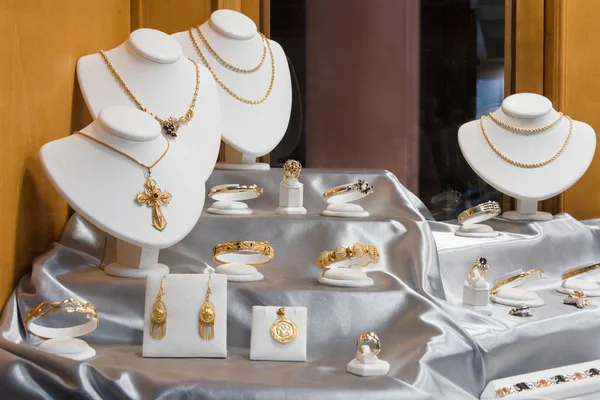 Bijoux bagues en diamant et des colliers montrent dans la vitrine de la fenêtre du magasin de luxe — Photo