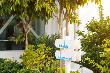 Otel ve Restoran için yol gösteren bahçedeki ahşap işareti