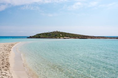 Açık şeffaf deniz suyu. Doğal deniz arka plan. Mavi okyanus duvar kağıdı, güneş gün dalga deniz. Kristal berraklığında su tropikal deniz