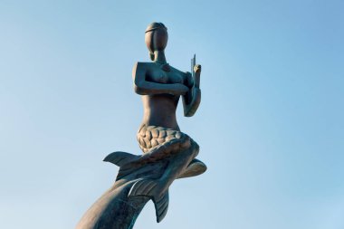 Agia Napa, Kıbrıs. Denizkızı heykeli ve liman.