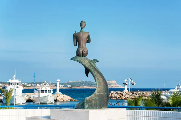 Agia Napa, Cypern. Sjöjungfru-statyn i hamnen. — Stockfoto