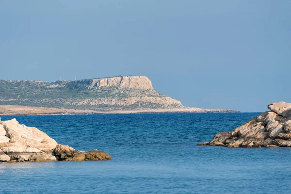 Widok krajobrazu wybrzeża skaliste, w rezerwie w przylądek Capo Greco, Protaras, Cypr — Zdjęcie stockowe