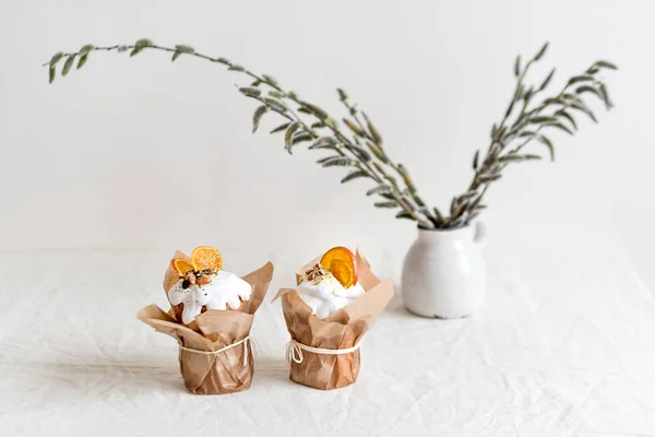 Pastel de Pascua con flores de primavera. Fondo de vacaciones . — Foto de Stock