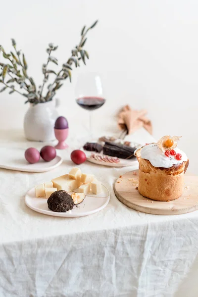 Servir mesa de Pascua con sabrosos platos y copa de vino —  Fotos de Stock