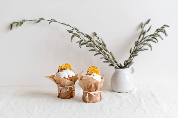 Pastel de Pascua con flores de primavera. Fondo de vacaciones . —  Fotos de Stock