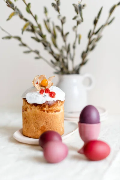 Bolo de Páscoa e ovos pintados. Composição de Easter com pão doce ortodoxo, kulich e ovos no contexto leve. Páscoa feriados café da manhã — Fotografia de Stock