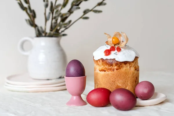 Bolo de Páscoa e ovos pintados. Composição de Easter com pão doce ortodoxo, kulich e ovos no contexto leve. Páscoa feriados café da manhã — Fotografia de Stock