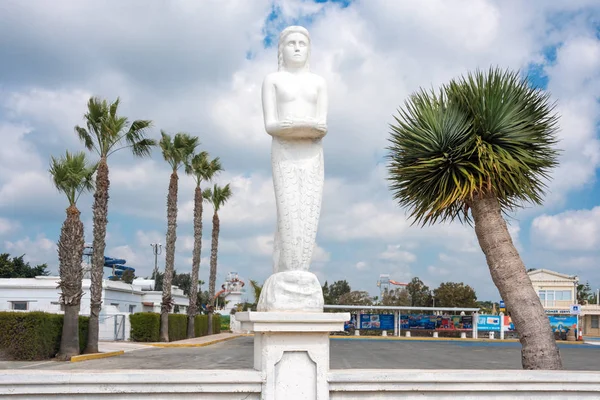 Estatua de sirena en el parque entre palmeras —  Fotos de Stock