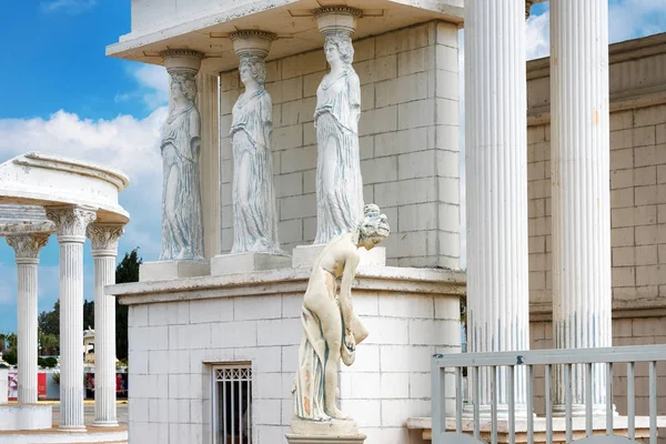 Caryatids statyer på en veranda i parken. Replika av antika grekiska statyer — Stockfoto