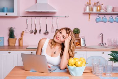 Endişeli ve üzgün öğrenci kadın bir laptop online mutfakta oturan bilgi arıyor. Üzücü sarışın kadın duygu nedeniyle mali sorunlar, mali aracılığıyla çalışma vurguladı