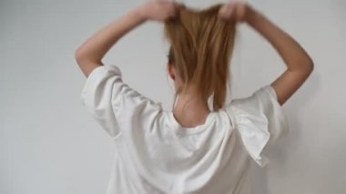 Sevimli kadın 20s etrafında oynarken ve onu sarı saç sallayarak portre, yavaş hareket. Duygular kavramı