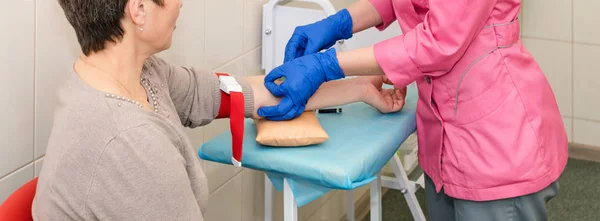 血液検査の準備。患者から血液サンプルを採取する前に準備する医療技術者. — ストック写真