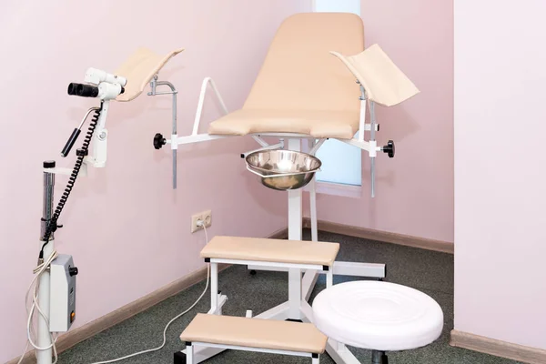 Gynekologisk skåp med stol och annan medicinsk utrustning i modern klinik. Utrustning medicin, medicinska möbler, sjukhus, genicology, kvinnors konsultation — Stockfoto