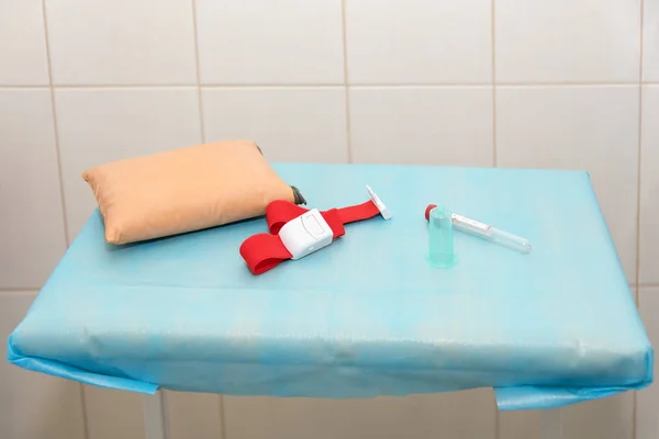 Voorbereiding voor bloedonderzoek. Het voorbereiden alvorens een bloedsteekproef van patiënt te nemen. — Stockfoto