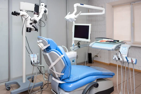 Tandläkare kontor. Moderna tand skåpet. Dental instrument och verktyg i modern klinik, professionell tandläkarstol som väntar på att användas av ortodontist — Stockfoto