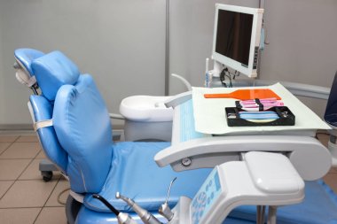 Dişçi ofisi. Modern diş dolabı. Modern klinikte diş aletleri ve aletleri, ortodontist tarafından kullanılmak üzere bekleyen profesyonel diş hekimliği koltuğu