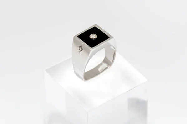 Diamantový prsten pro muže. Bílý zlatý mužský prsten na bílém pozadí. Módní luxusní příslušenství — Stock fotografie