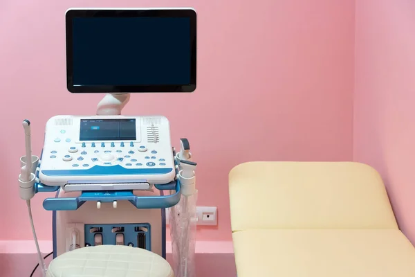 Innenraum des Untersuchungsraums mit Ultraschallgerät im Krankenhauslabor. Hintergrund für moderne medizinische Geräte. — Stockfoto