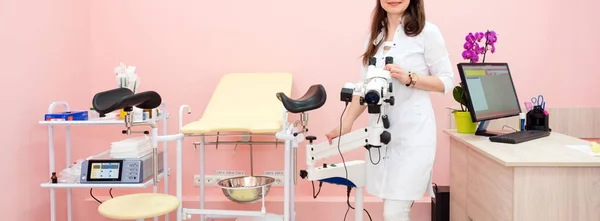Gynekolog väntar på nästa patient med en colposcope, kolla upp vården. Utrustning medicin, medicinska möbler, sjukhus, genicology, Womens samråd — Stockfoto
