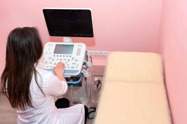 Läkare som utför ultraljudsundersökning i kliniken. Förväntar sig av barn och diagnostiserar med ultraljud. — Stockfoto